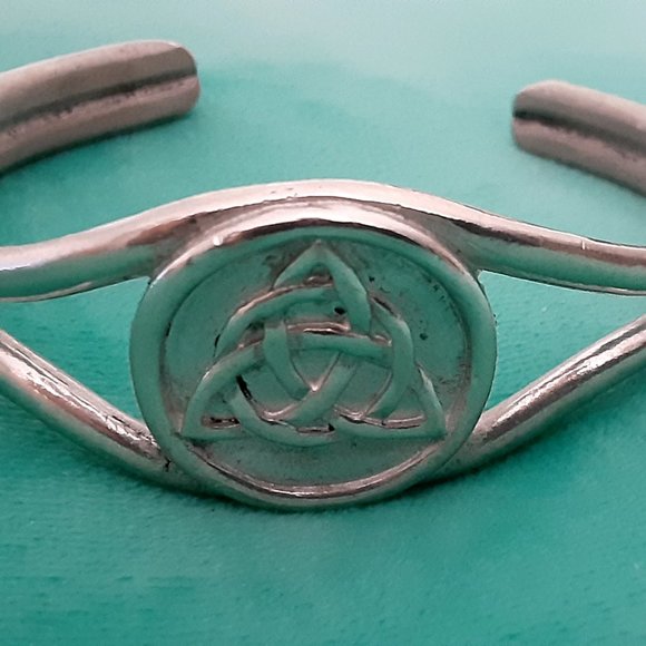 Three Cuff Bracelets. - Picture 4 of 10